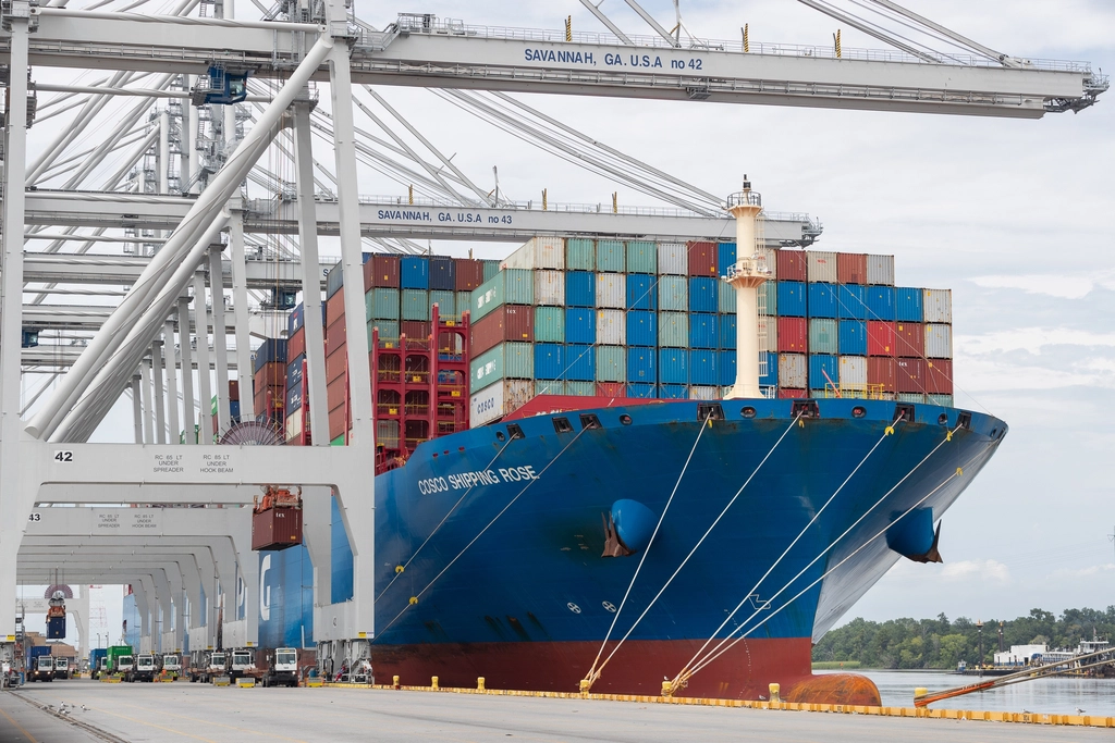 Containers are lifted container ship
